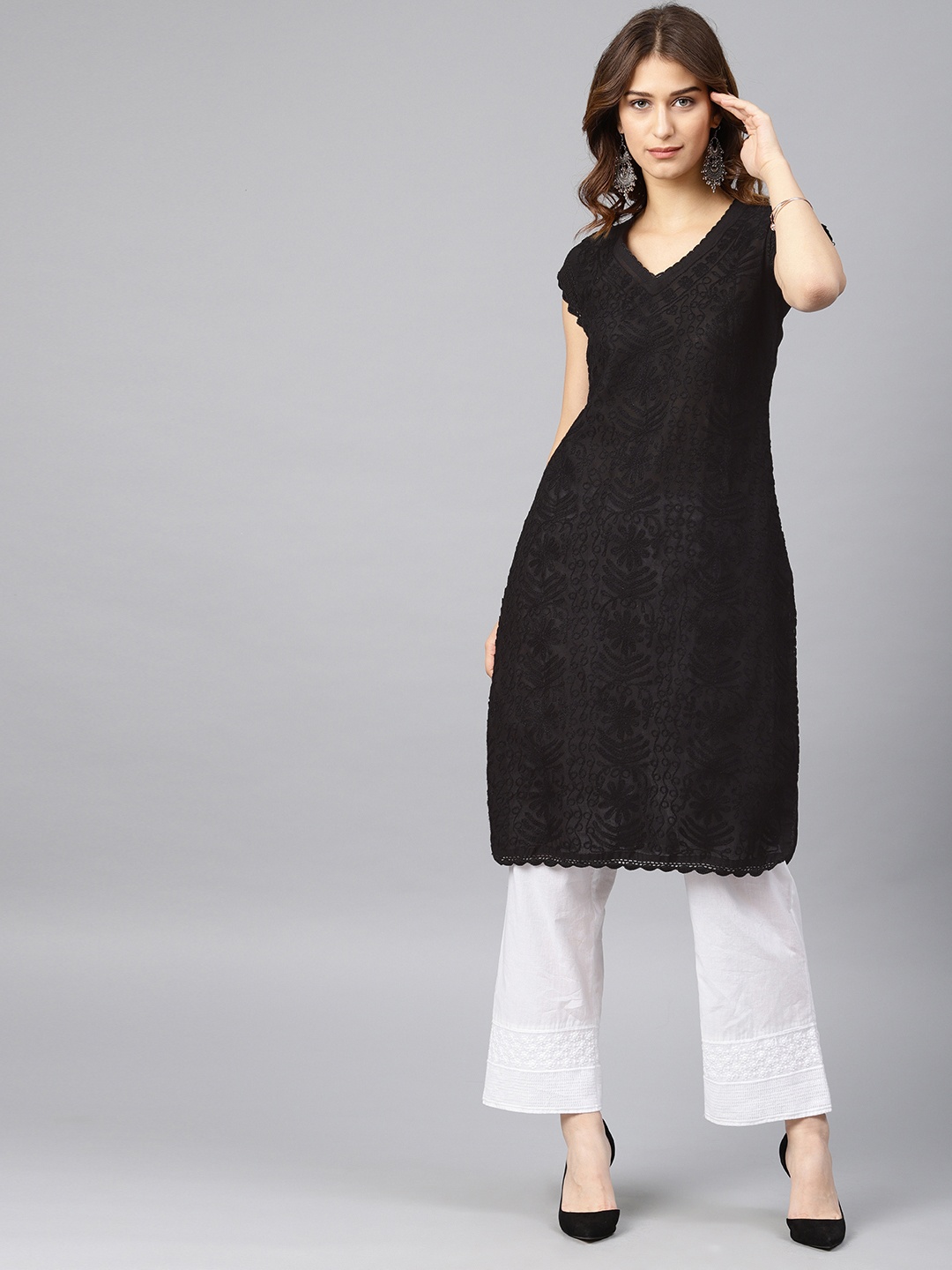 

Saadgi Women Black Embroidered Straight Kurta
