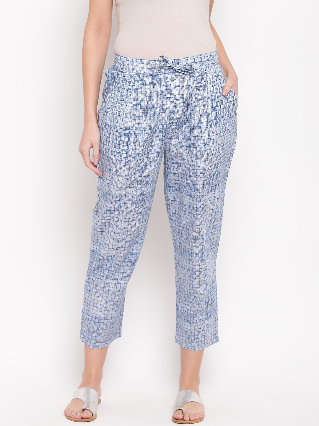 

Rangriti Women Blue & White Printed Cropped Regular Trousers
