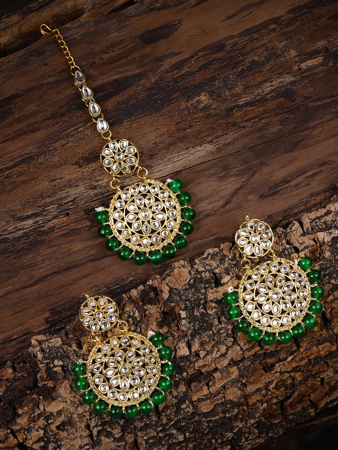 

Zaveri Pearls Gold Toned & Green Kundan-Studded Earring & Maang Tika Set