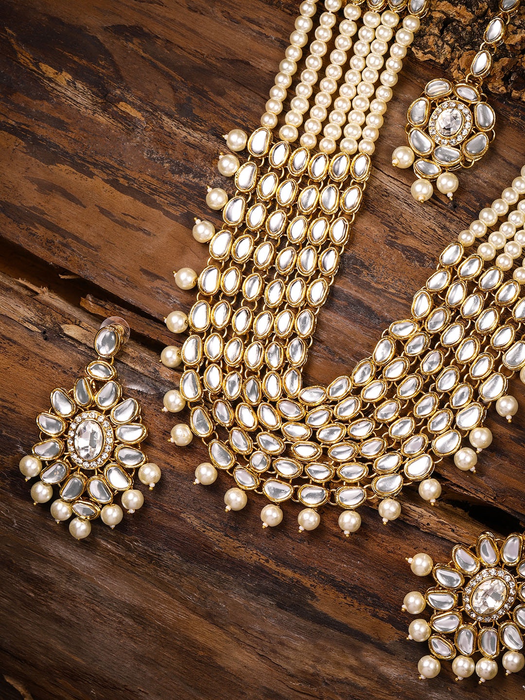 

Zaveri Pearls Gold Toned Kundan & Pearls Traditional Jewellery Set