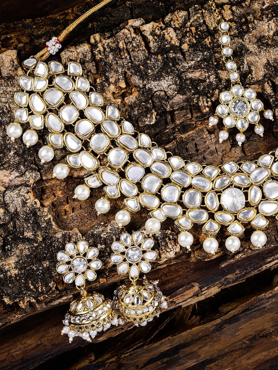 

Zaveri Pearls Gold-Toned & White Kundan-Studded Jewellery Set