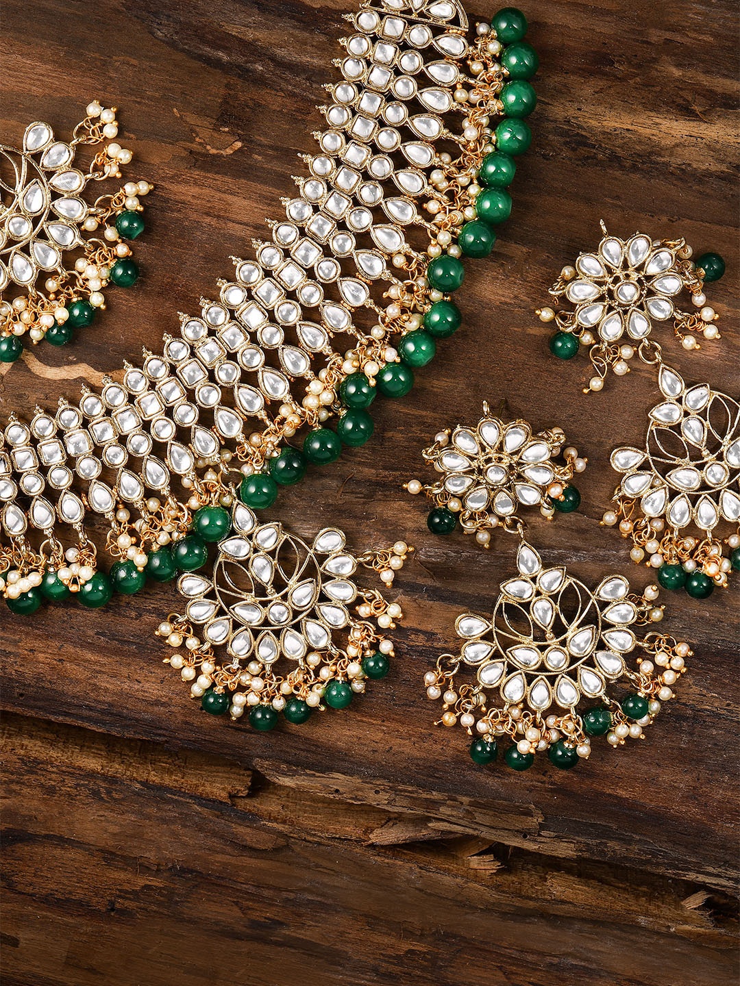 

Zaveri Pearls Gold Toned & Green Kundan Traditional Jewellery Set