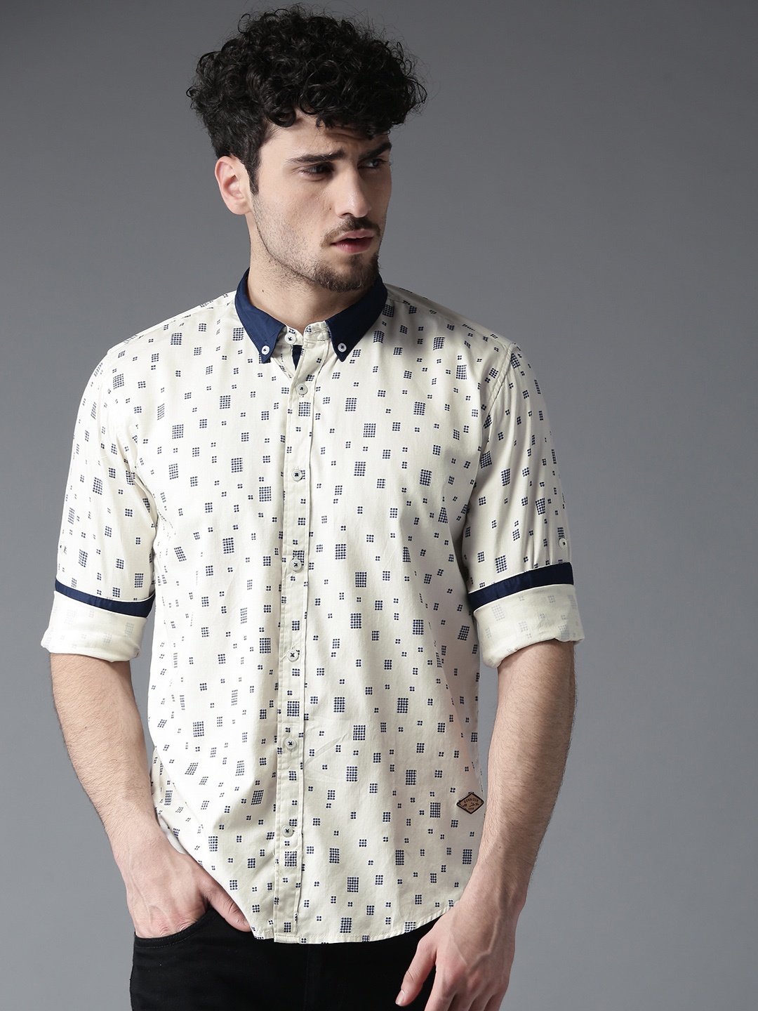 

DENNISON Men Off-White & Navy Blue Slim Fit Printed Casual Shirt