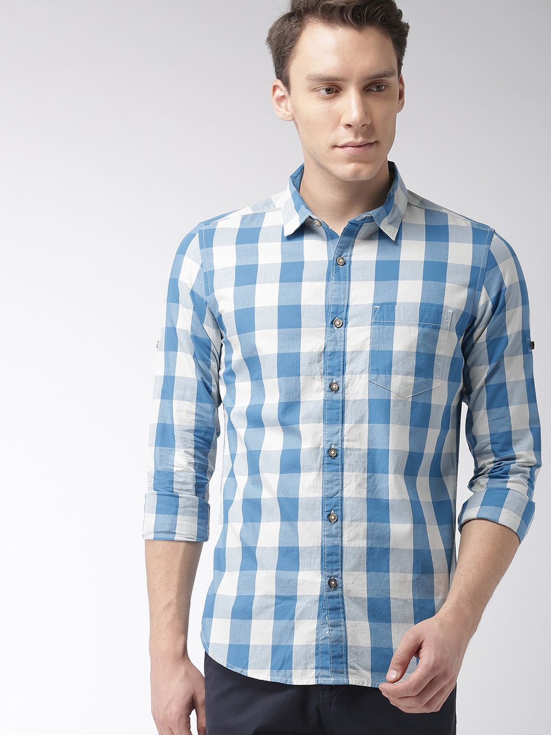 

HIGHLANDER Men Blue & White Slim Fit Checked Roll-Up Sleeves Casual Shirt