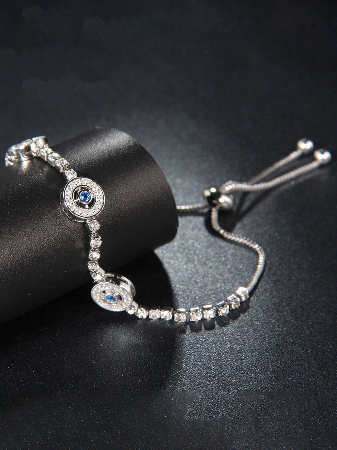 

Peora White Alloy Silver-Plated Charm Bracelet