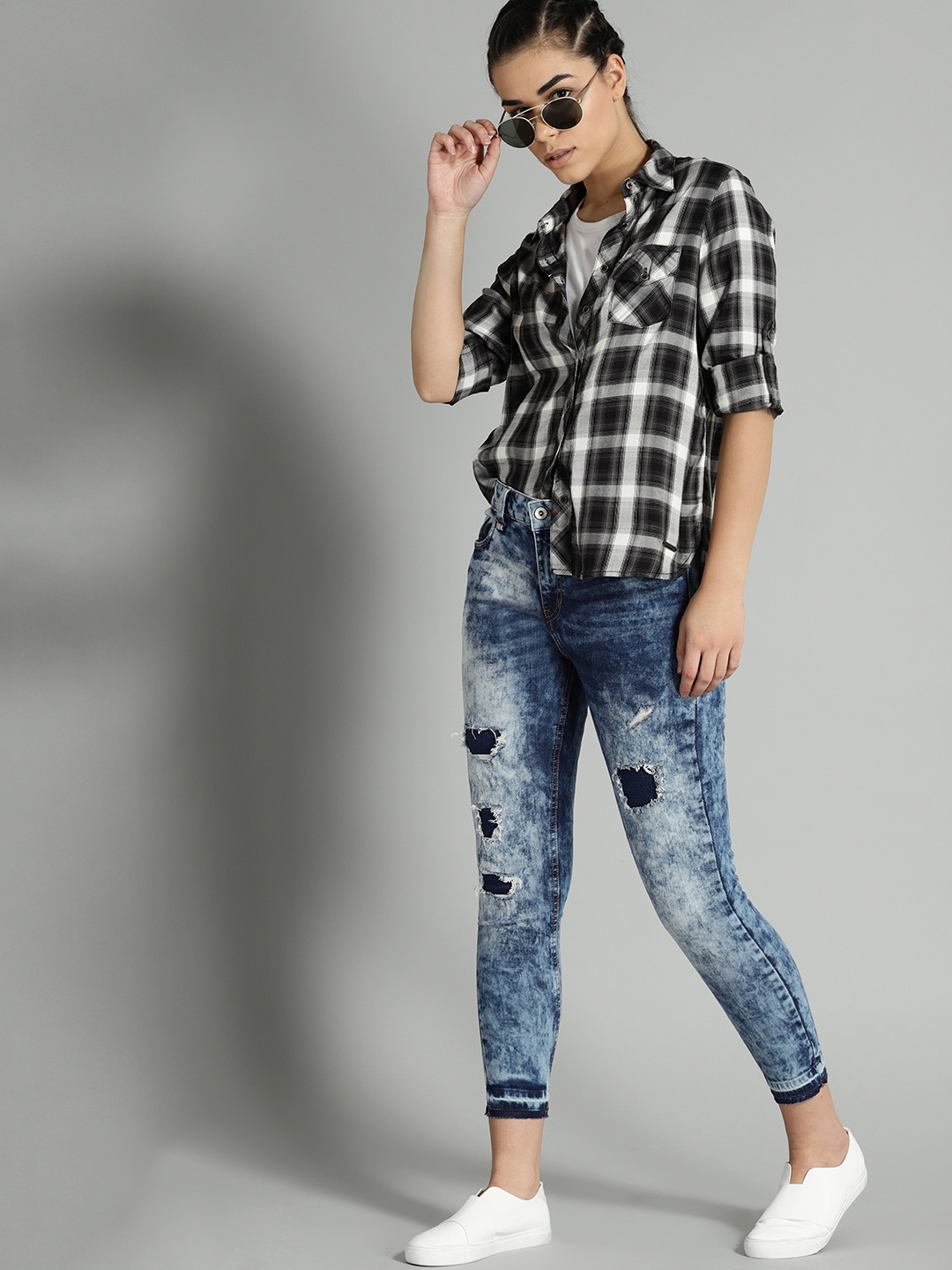 

Roadster Fast and Furious Women Blue Skinny Fit Acid Wash Cropped Stretchable Jeans
