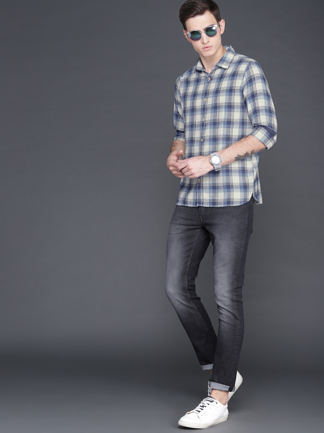 

WROGN Men Blue & White Regular Fit Checked Casual Shirt