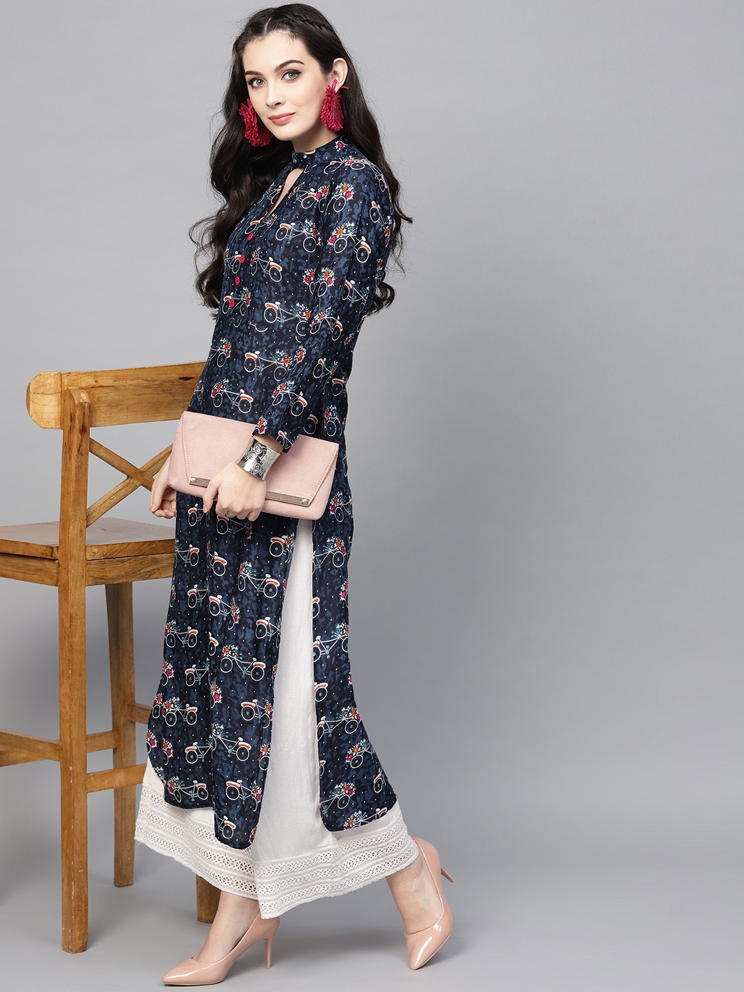 

Ives Women Navy & White Quirky Printed Straight Kurta, Navy blue
