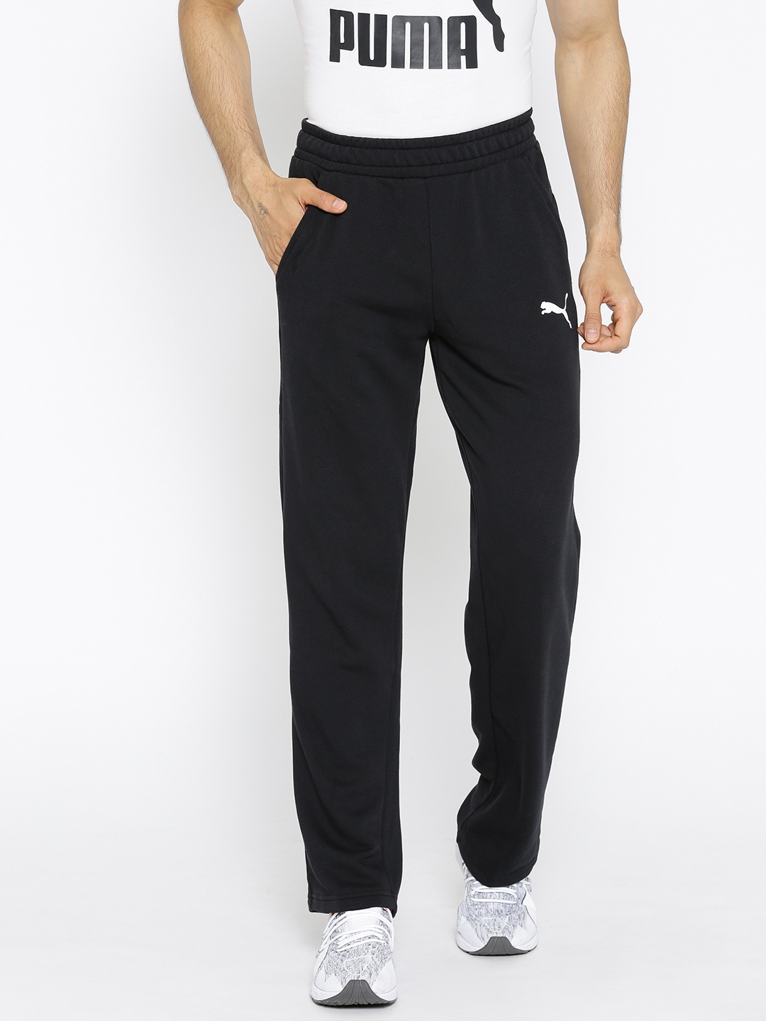 

Puma Men Black Solid ESS Logo TR op. Track Pants