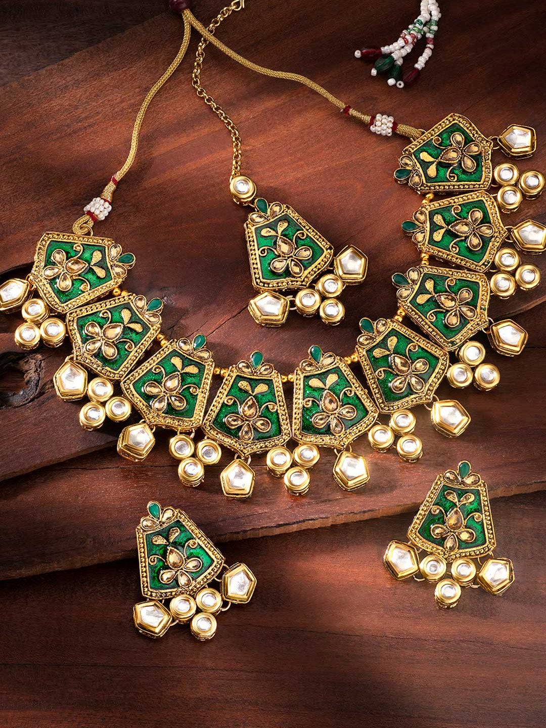 

Peora Women Gold-Plated & Green Meenakari Kundan-Studded Jewellery Set
