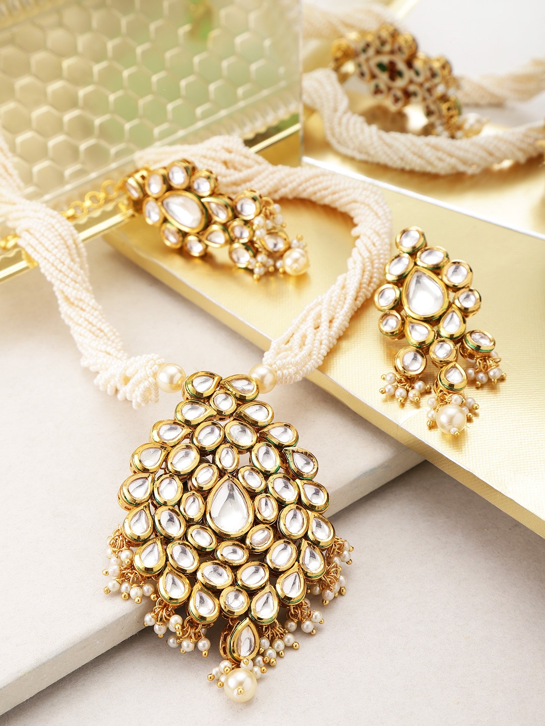 

Melani Borsa Off-White Gold-Plated Kundan-Studded & Beaded Handcrafted Jewellery Set