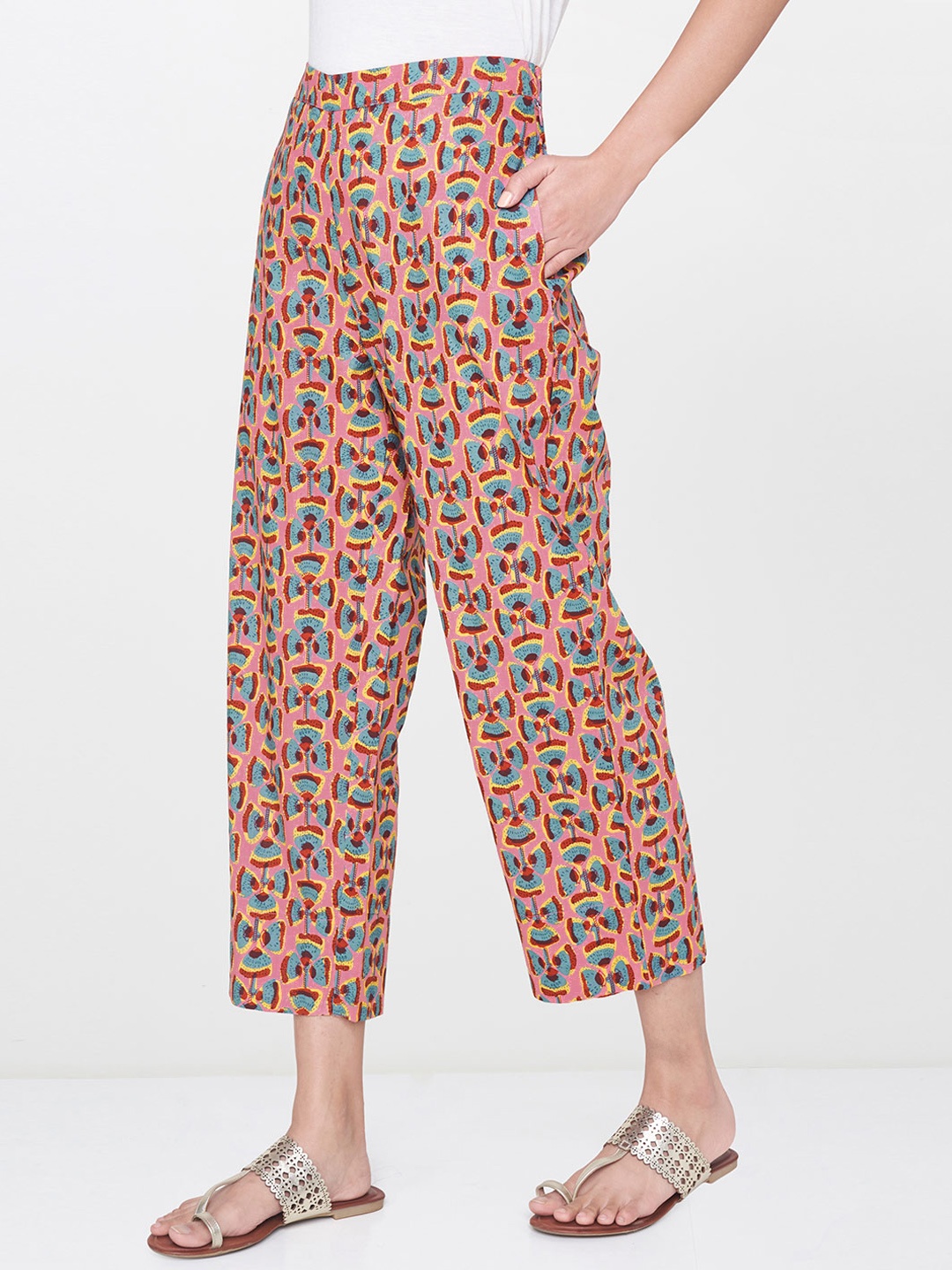 

Global Desi Women Pink-Coloured Regular Fit Printed Cropped Regular Trousers