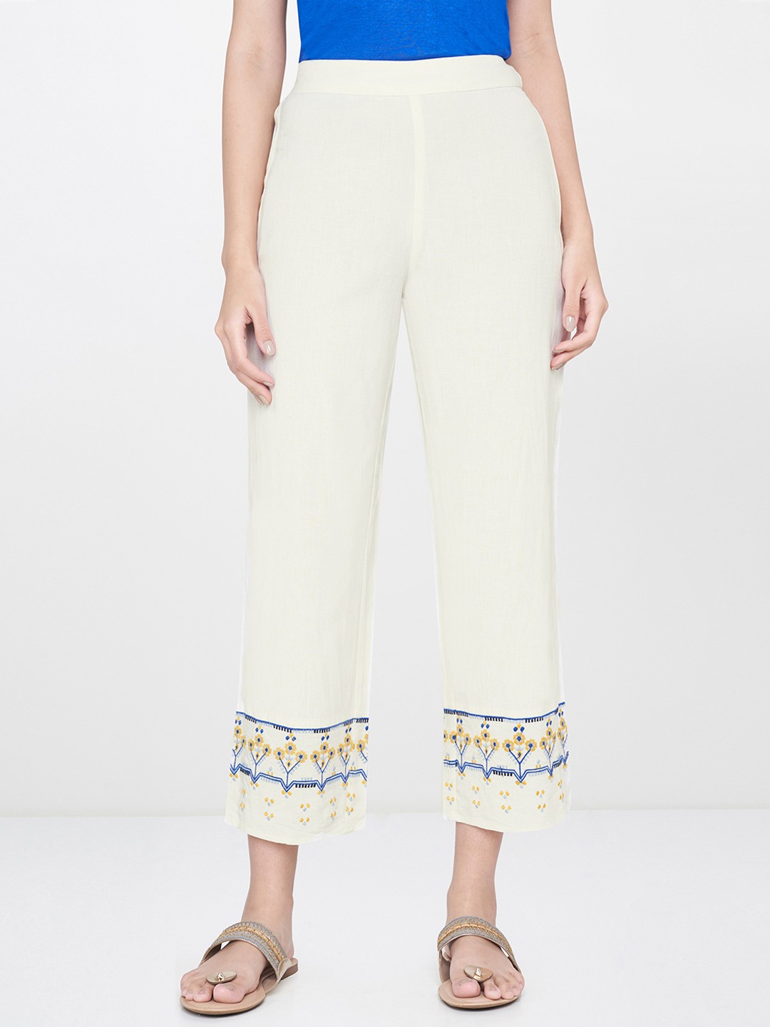 

Global Desi Women Off-White Regular Fit Solid Cropped Regular Trousers