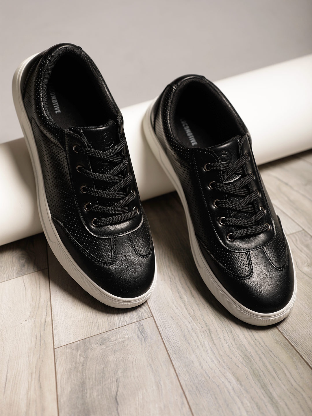 

LOCOMOTIVE Men Black Sneakers