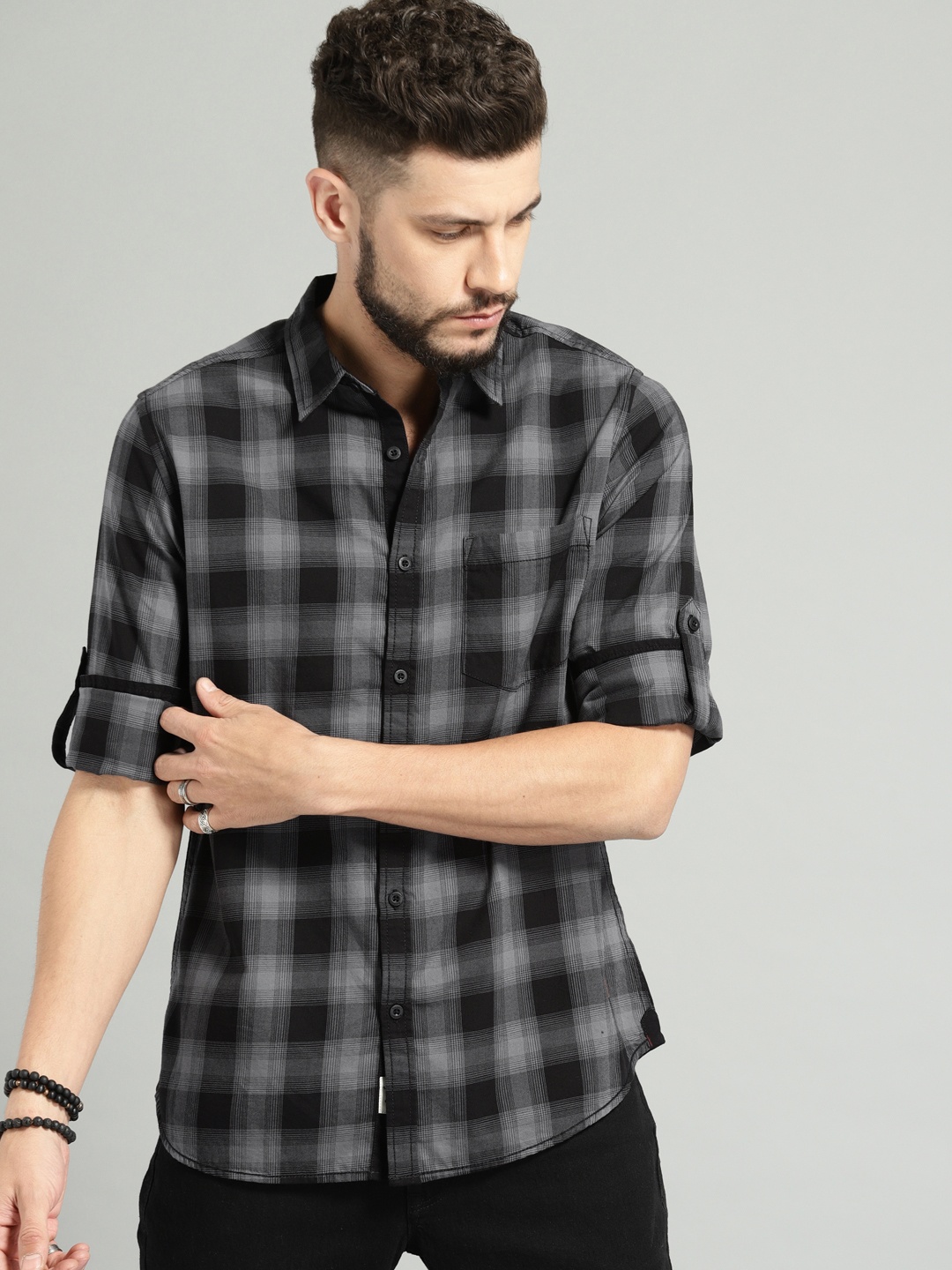 

Roadster Men Grey & Black Regular Fit Checked Casual Shirt