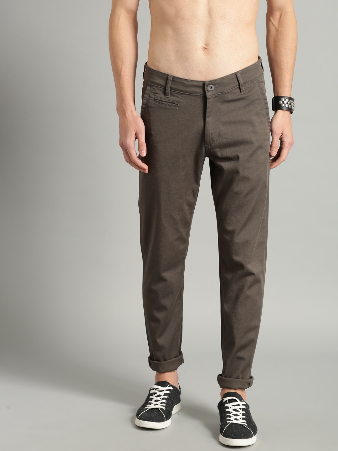 

Roadster Men Grey With Brown Tinge Gard Regular Fit Solid Chinos