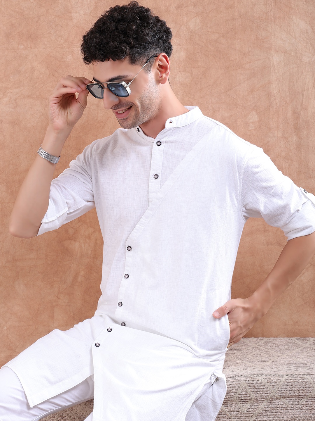 

Freehand by The Indian Garage Co Men White Solid Asymmetric Hemline Straight Kurta