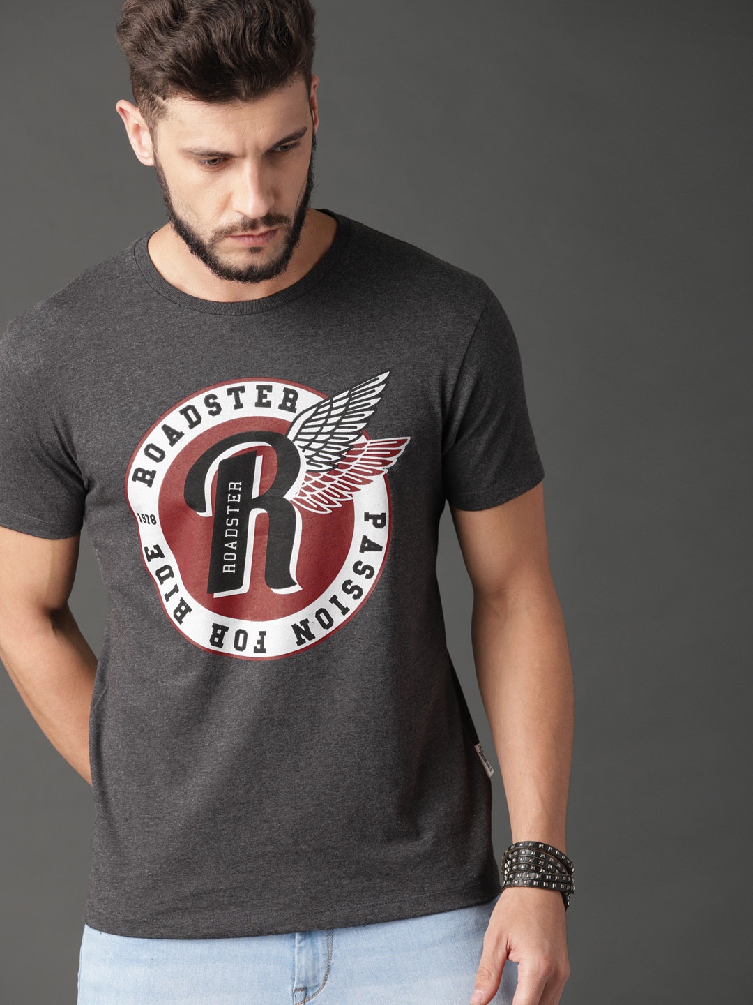 

The Roadster Lifestyle Co Men Charcoal Grey Brand Carrier Printed Round Neck T-shirt