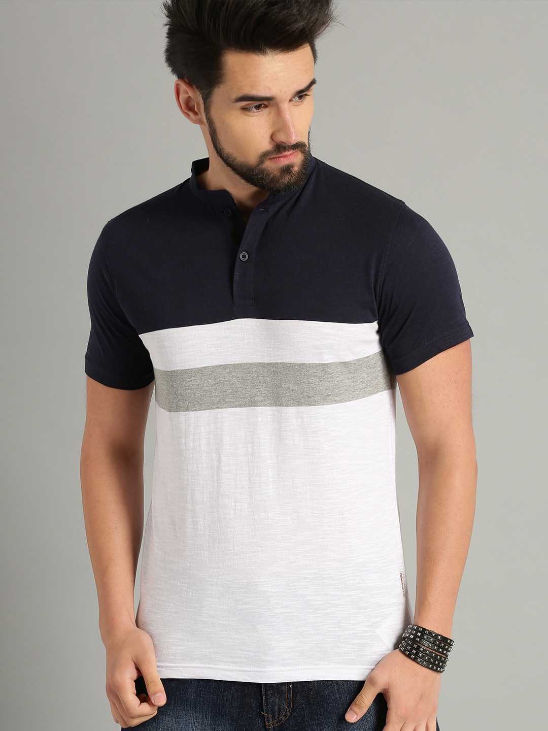 

The Roadster Lifestyle Co Men White & Navy Blue Colourblocked Henley Neck T-shirt