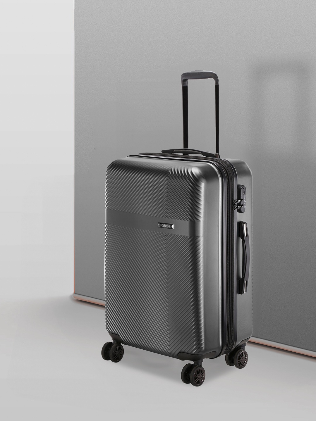 

Nasher Miles Fifth Avenue Large Cabin Trolley Bag- 75 cm, Black