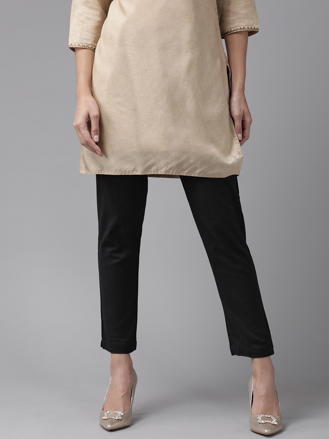 

W Women Black Regular Fit Solid Cropped Trousers