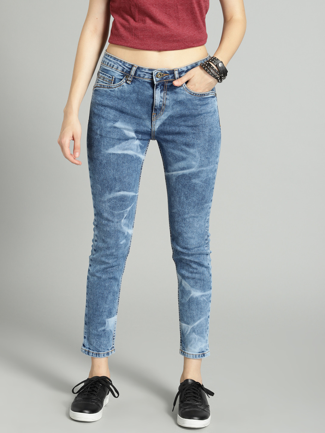 

The Roadster Lifestyle Co Women Blue Washed Crop Skinny Fit Mid-Rise Stretchable Jeans