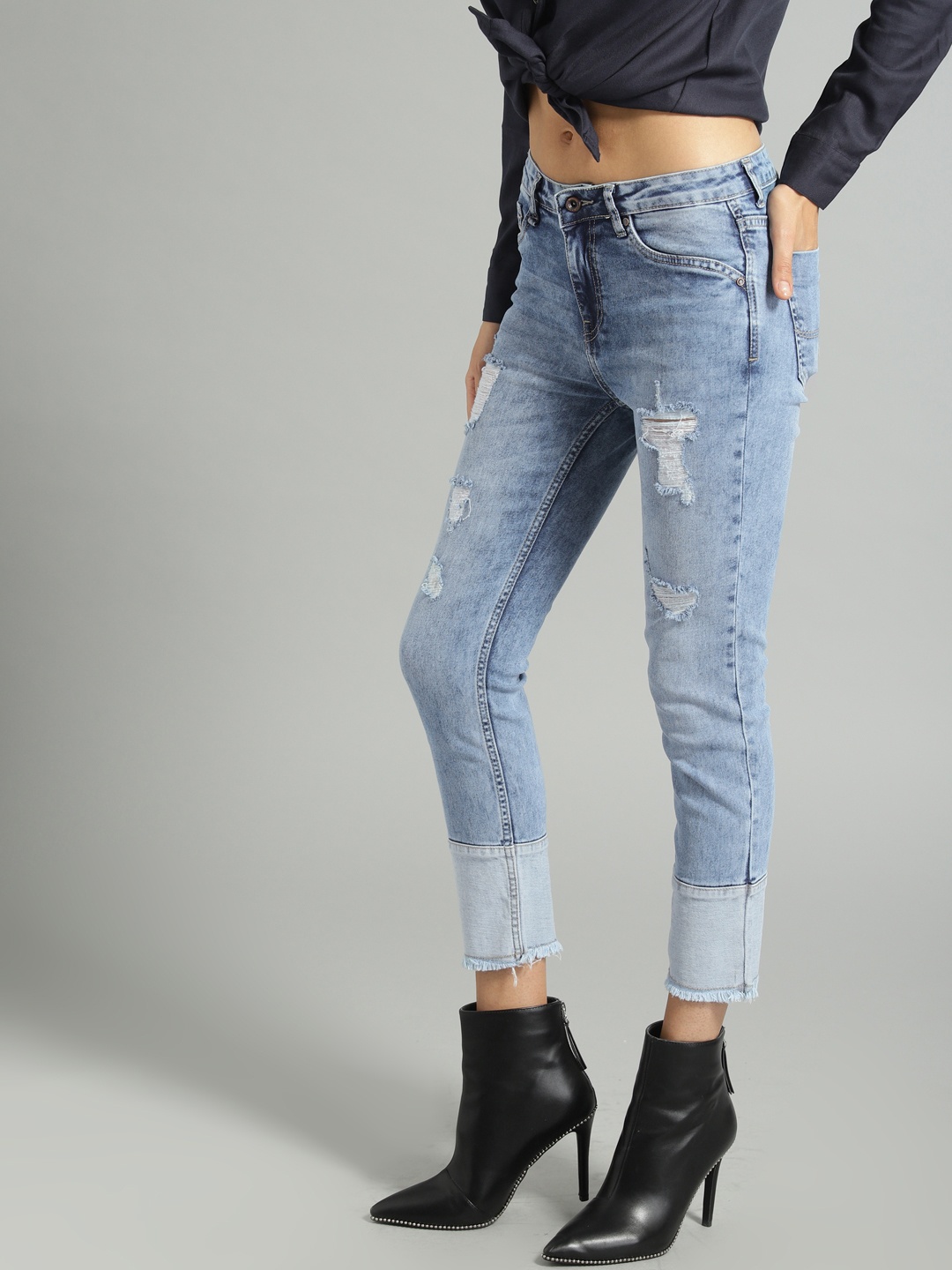 

The Roadster Lifestyle Co Women Blue Slim Fit Mid-Rise Mildly Distressed Stretchable Cropped Jeans