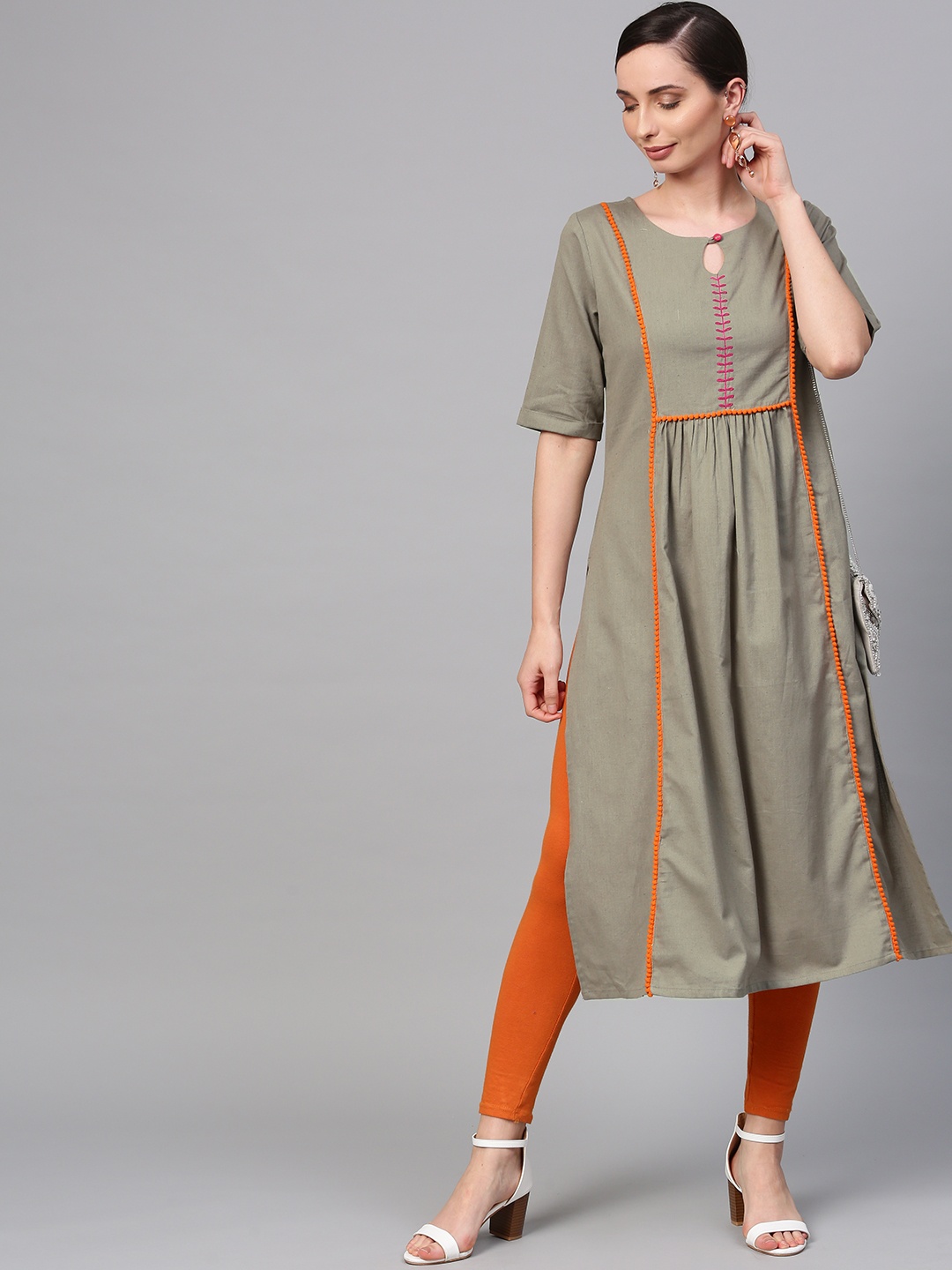 

Varanga Women Grey Solid Straight Kurta