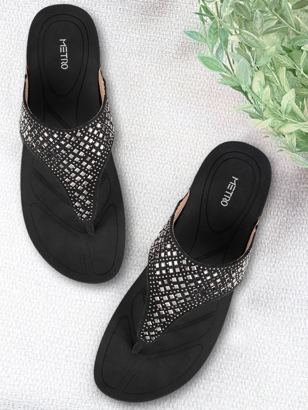

Metro Women Black Solid Sandals