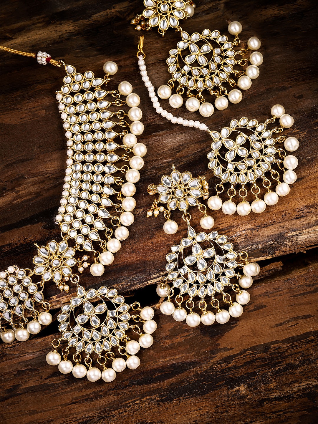 

Zaveri Pearls Gold-Toned & White Kundan & Pearls Traditional Jewellery Set