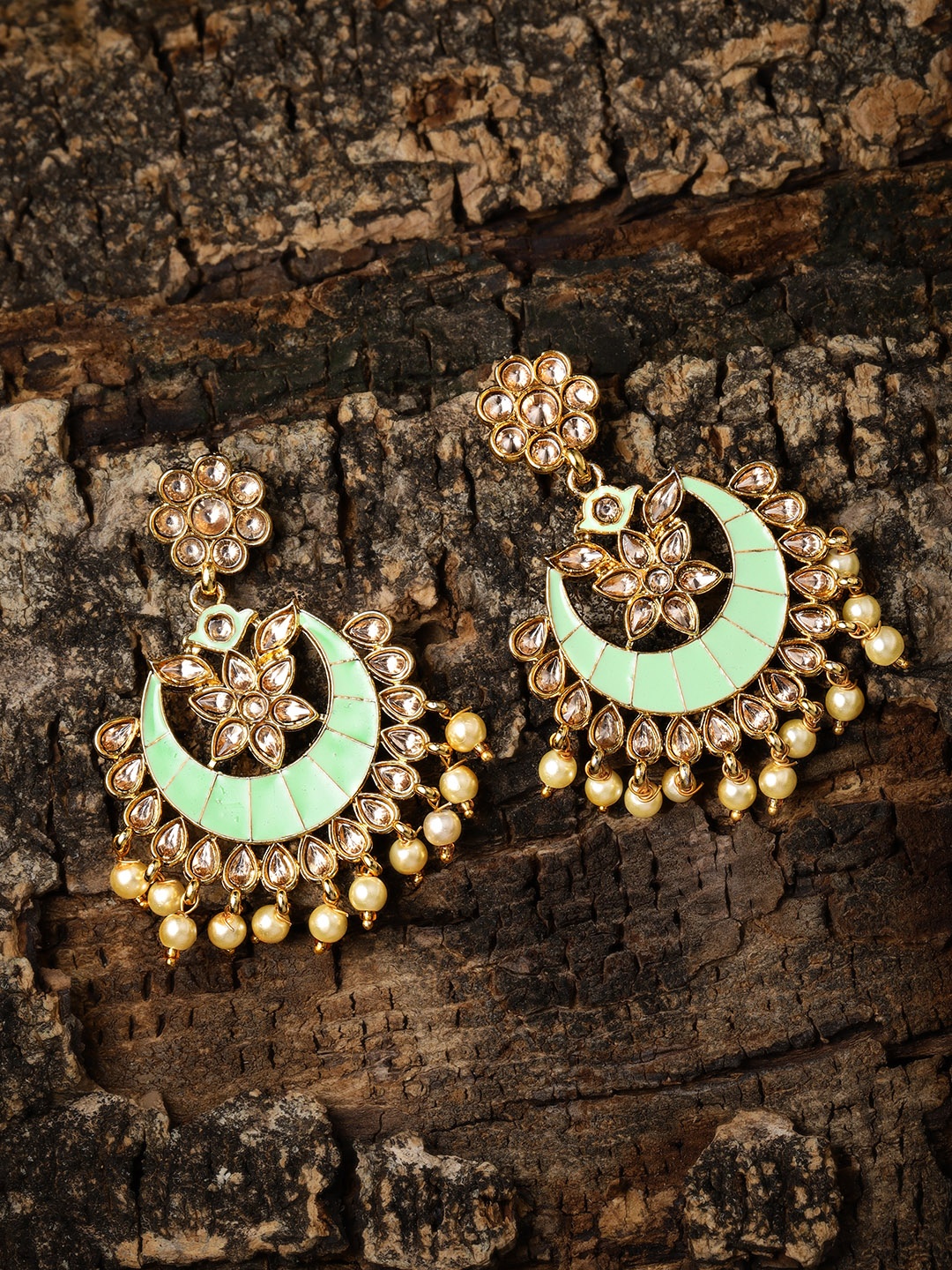 

Zaveri Pearls Gold-Toned & Green Crescent Shaped Chandbalis