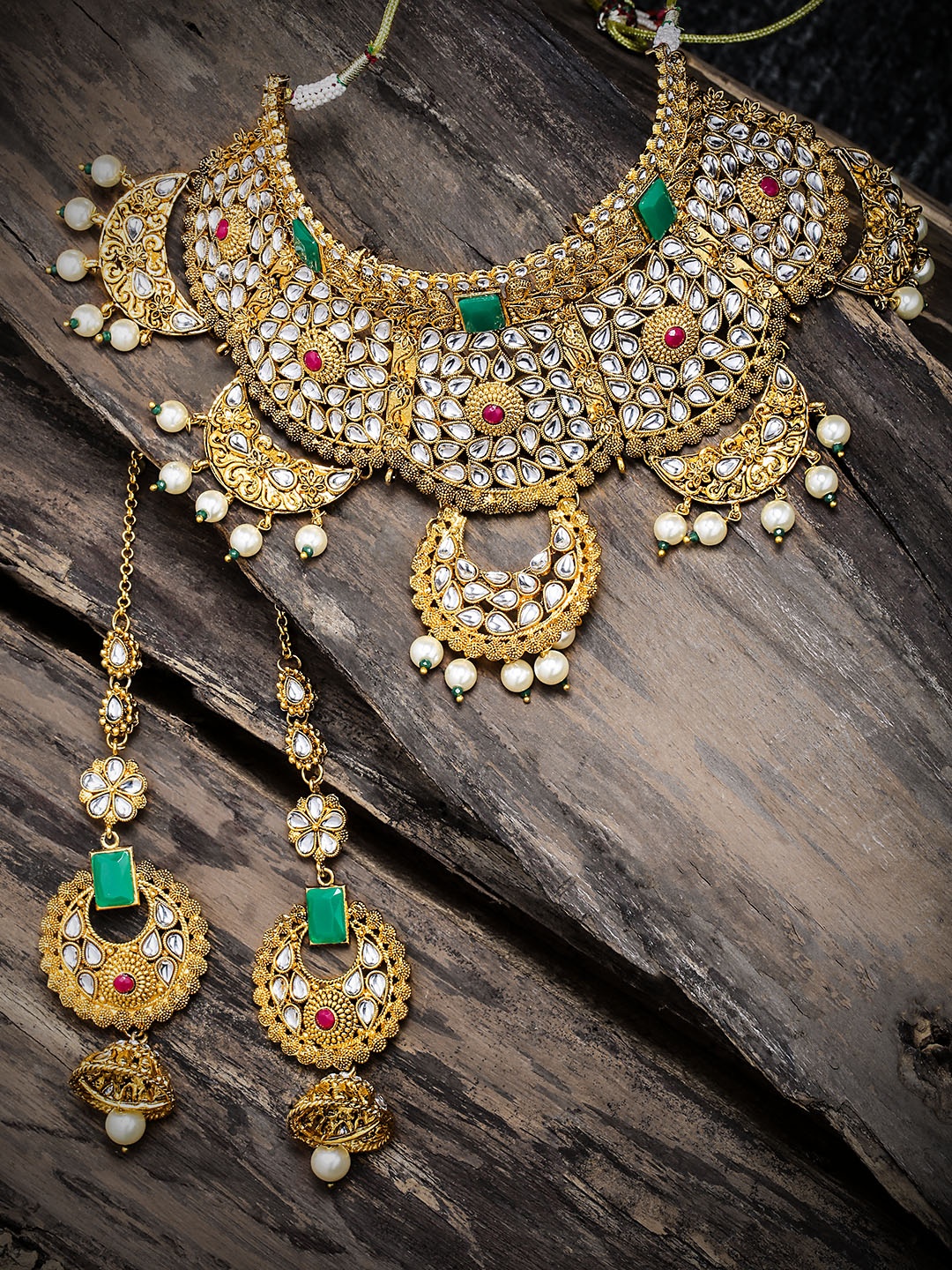 

Zaveri Pearls Gold-Toned Kundan & Pearls Bridal Choker Jewellery Set