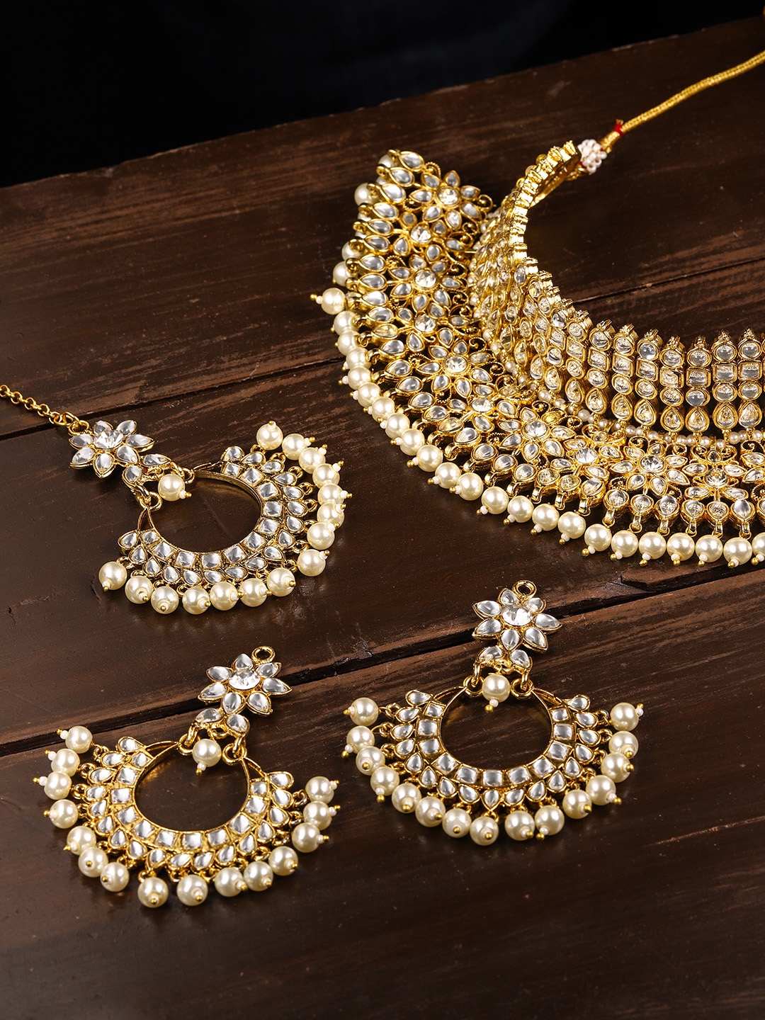 

Zaveri Pearls Gold Toned Kundan & Pearls Studded Jewellery Set