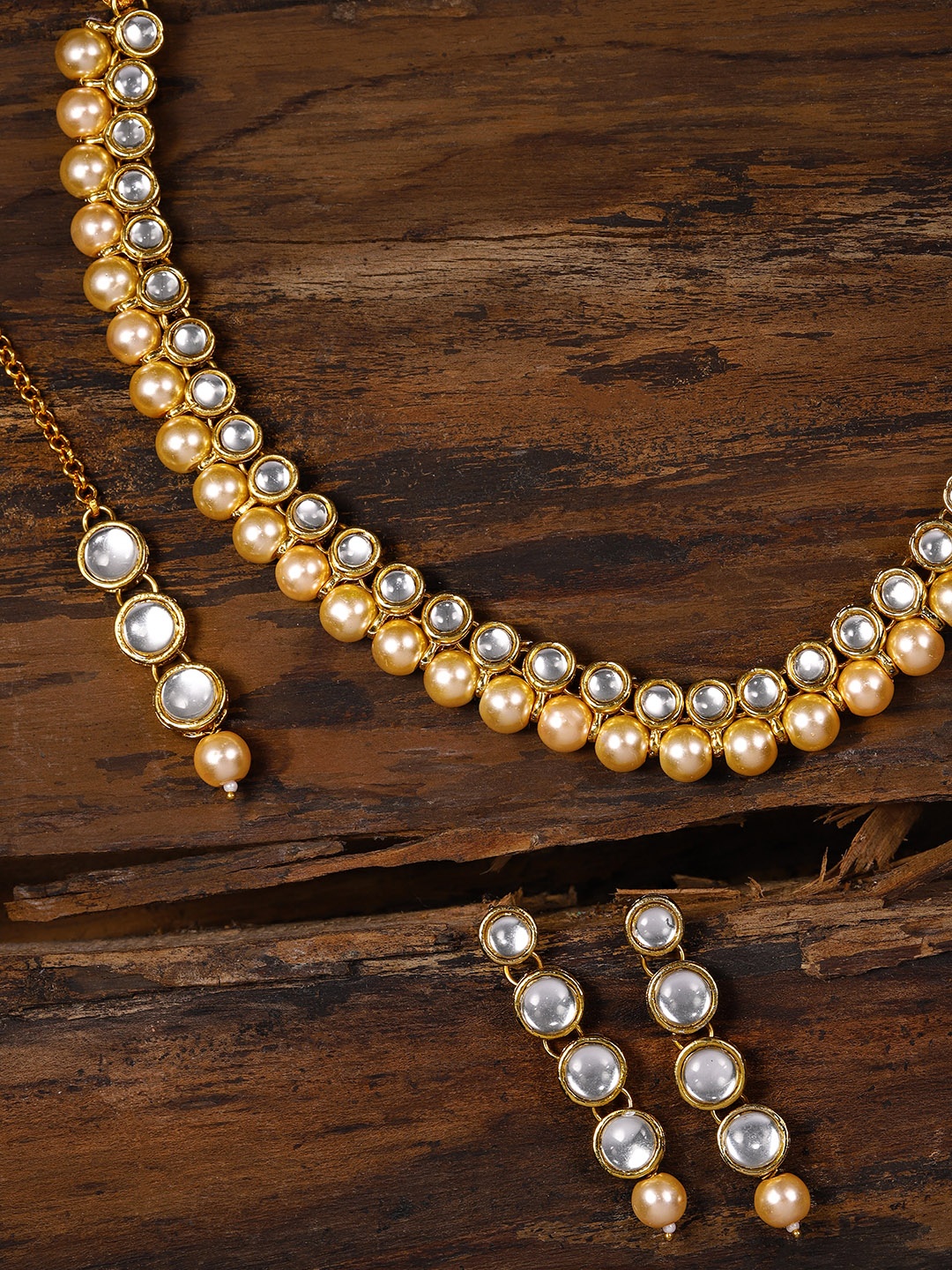 

Zaveri Pearls Gold Toned Traditional Kundan & Pearls Studded Jewellery Set