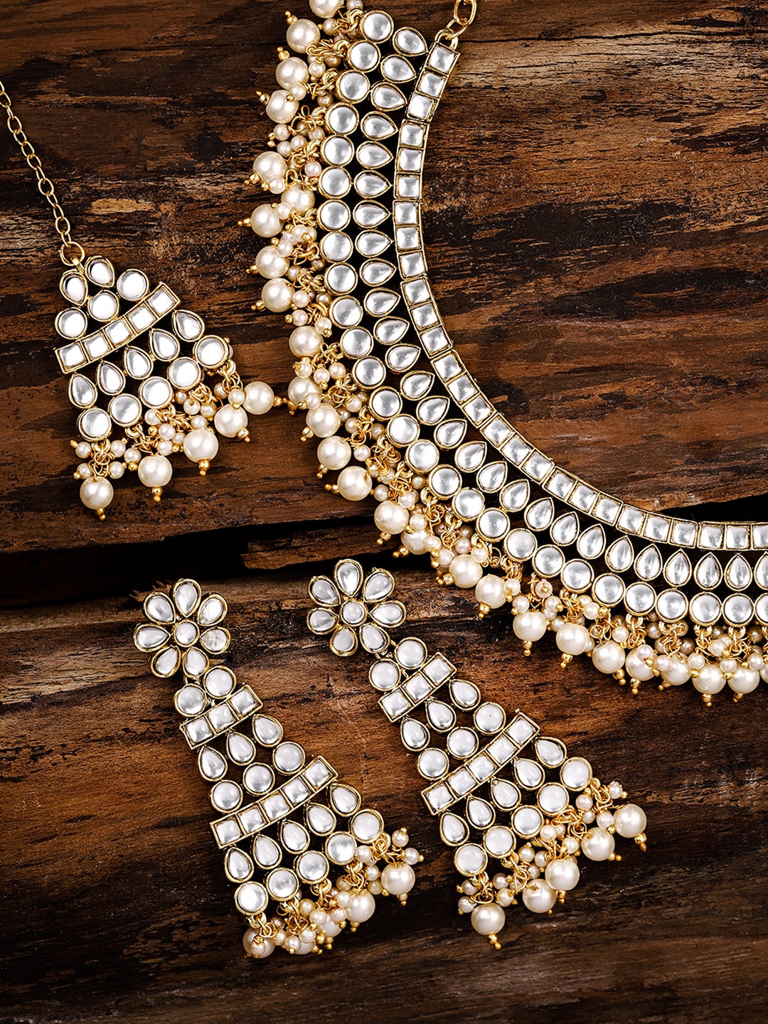 

Zaveri Pearls Gold Toned Kundan & Pearls Studded Jewellery Set
