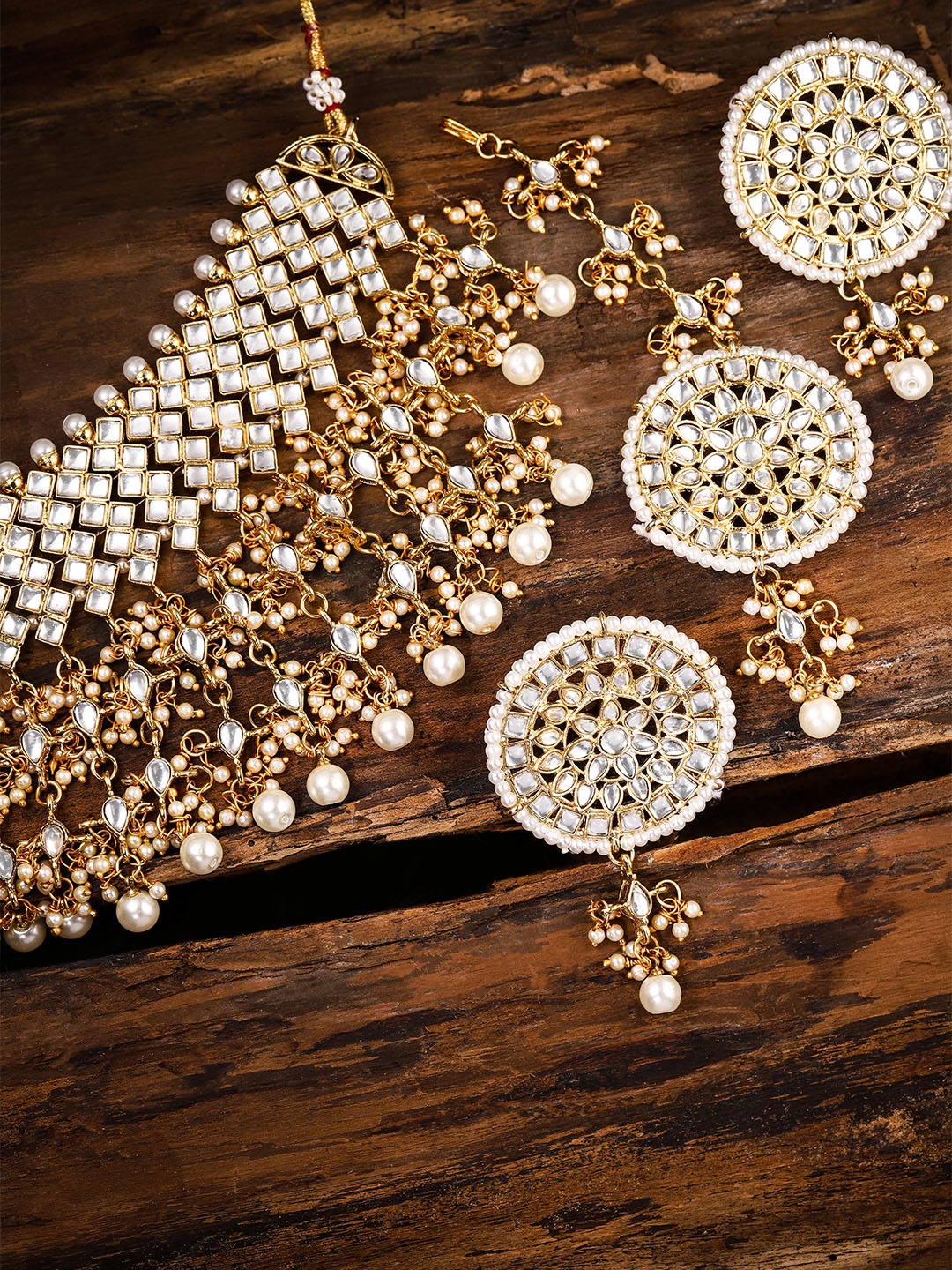 

Zaveri Pearls Gold-Toned & White Kundan & Pearls Jewellery Set