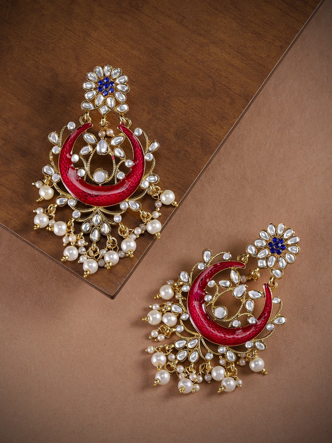 

Zaveri Pearls Gold-Toned & Pink Crescent Shaped Chandbalis