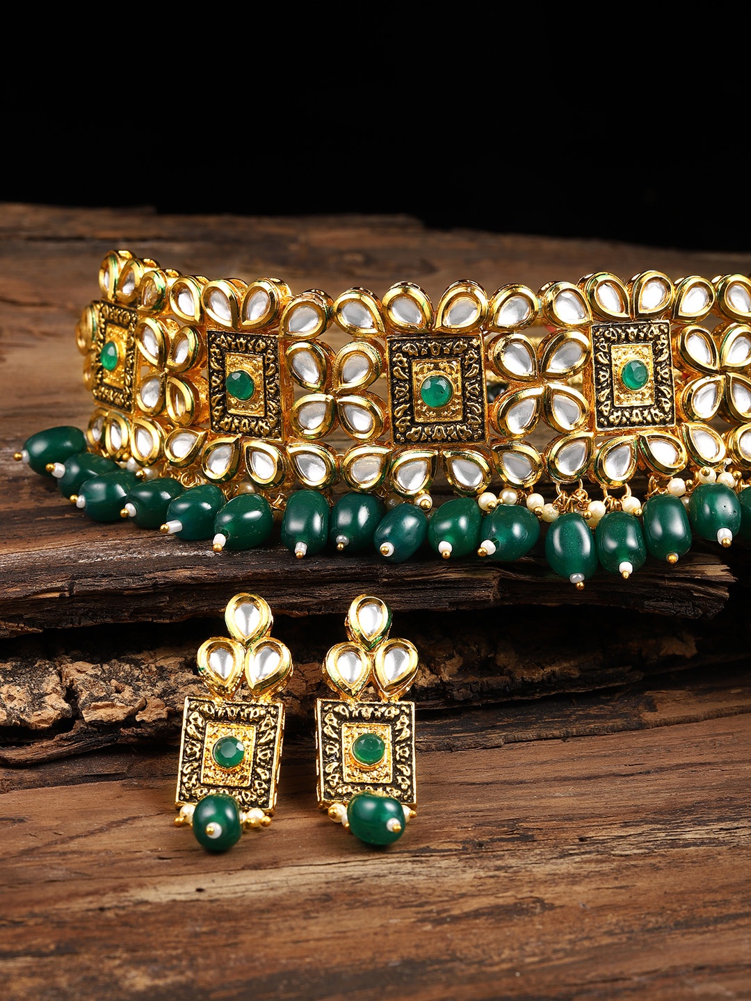 

Zaveri Pearls Gold Toned Kundan & Green Beads Studded Jewellery Set