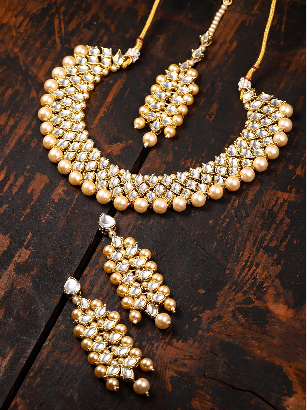 

Zaveri Pearls Gold Toned Traditional Kundan & Pearls Studded Jewellery Set