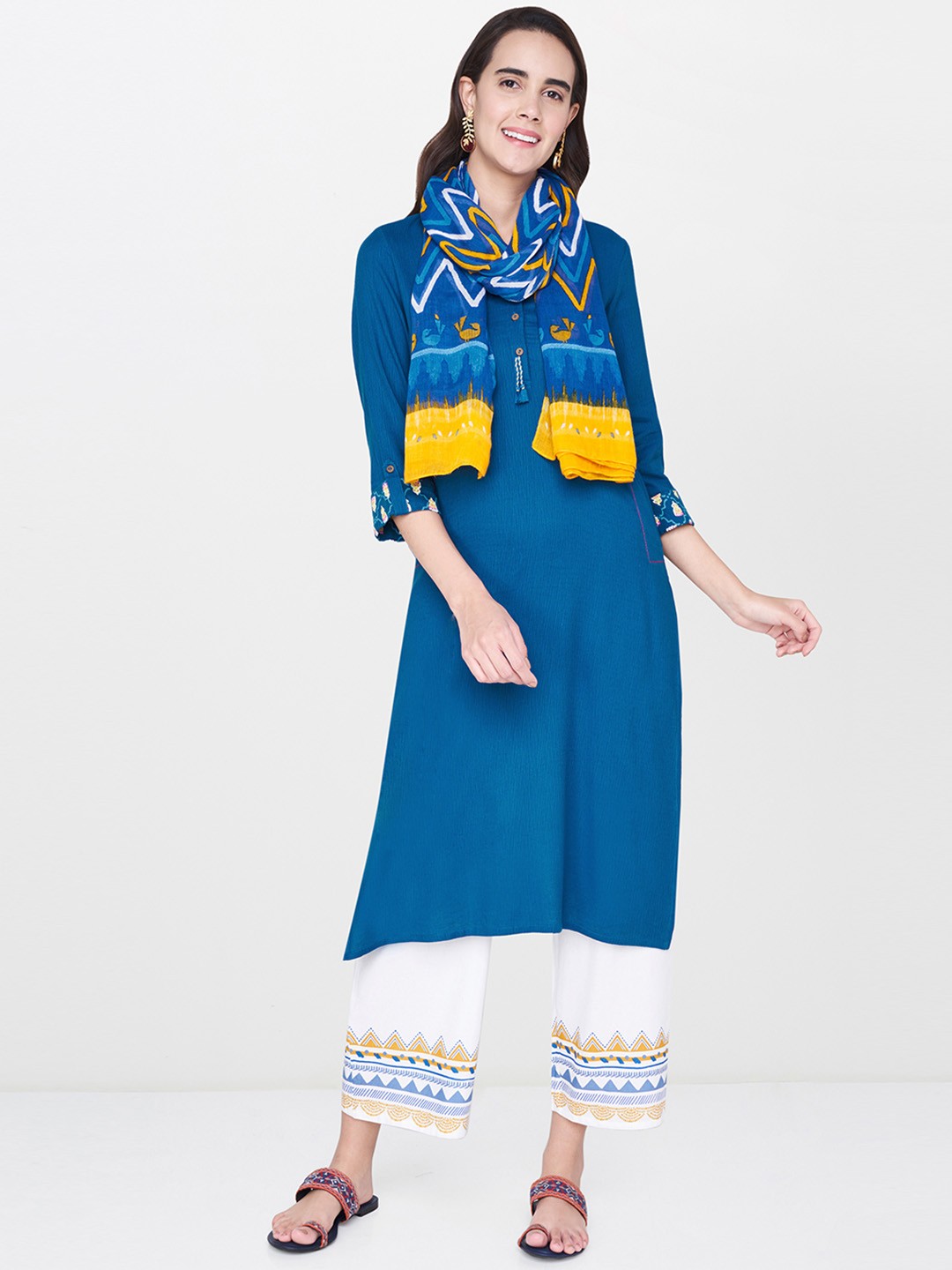 

Global Desi Women Blue Solid Straight Kurta