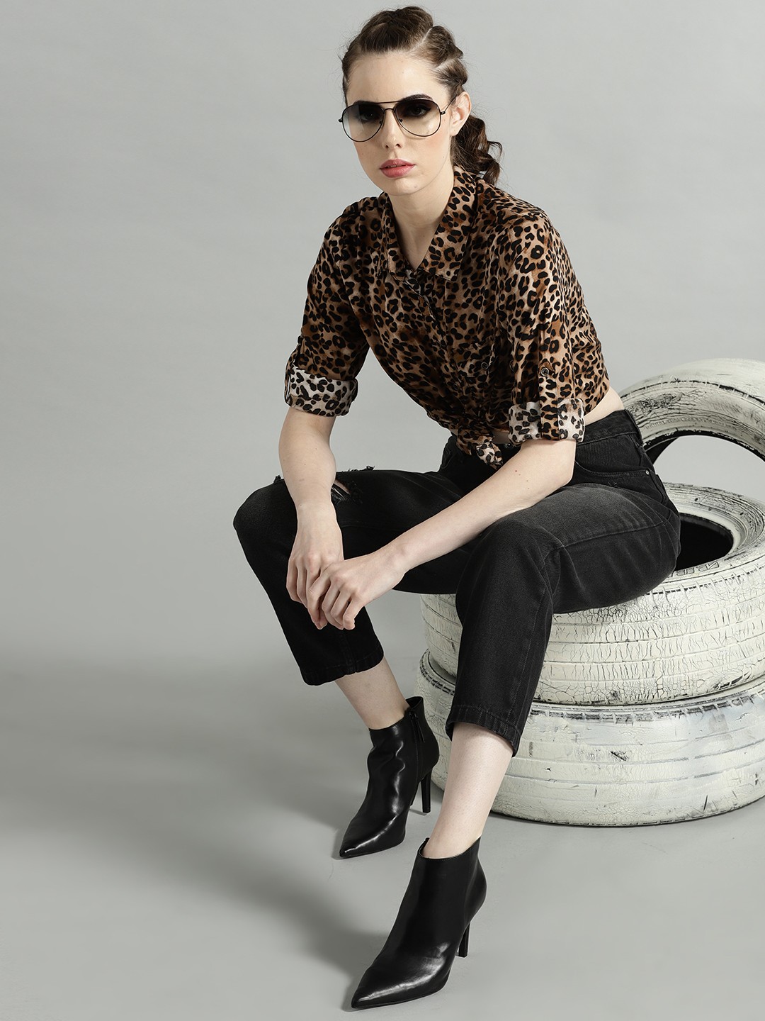 

The Roadster Lifestyle Co Women Black Solid Crop Jeans