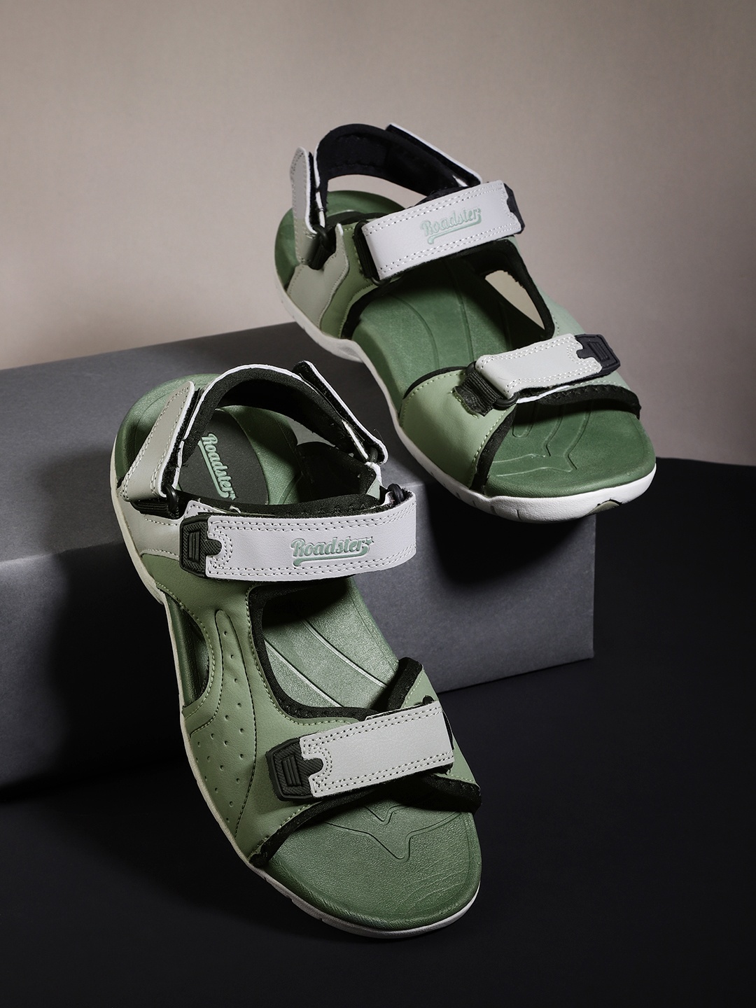 

The Roadster Lifestyle Co Men Green & Grey Colorblocked Sports Sandals