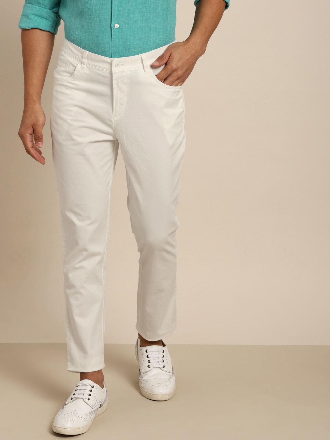 

INVICTUS Men White Slim Fit Solid Flat-Front Chinos