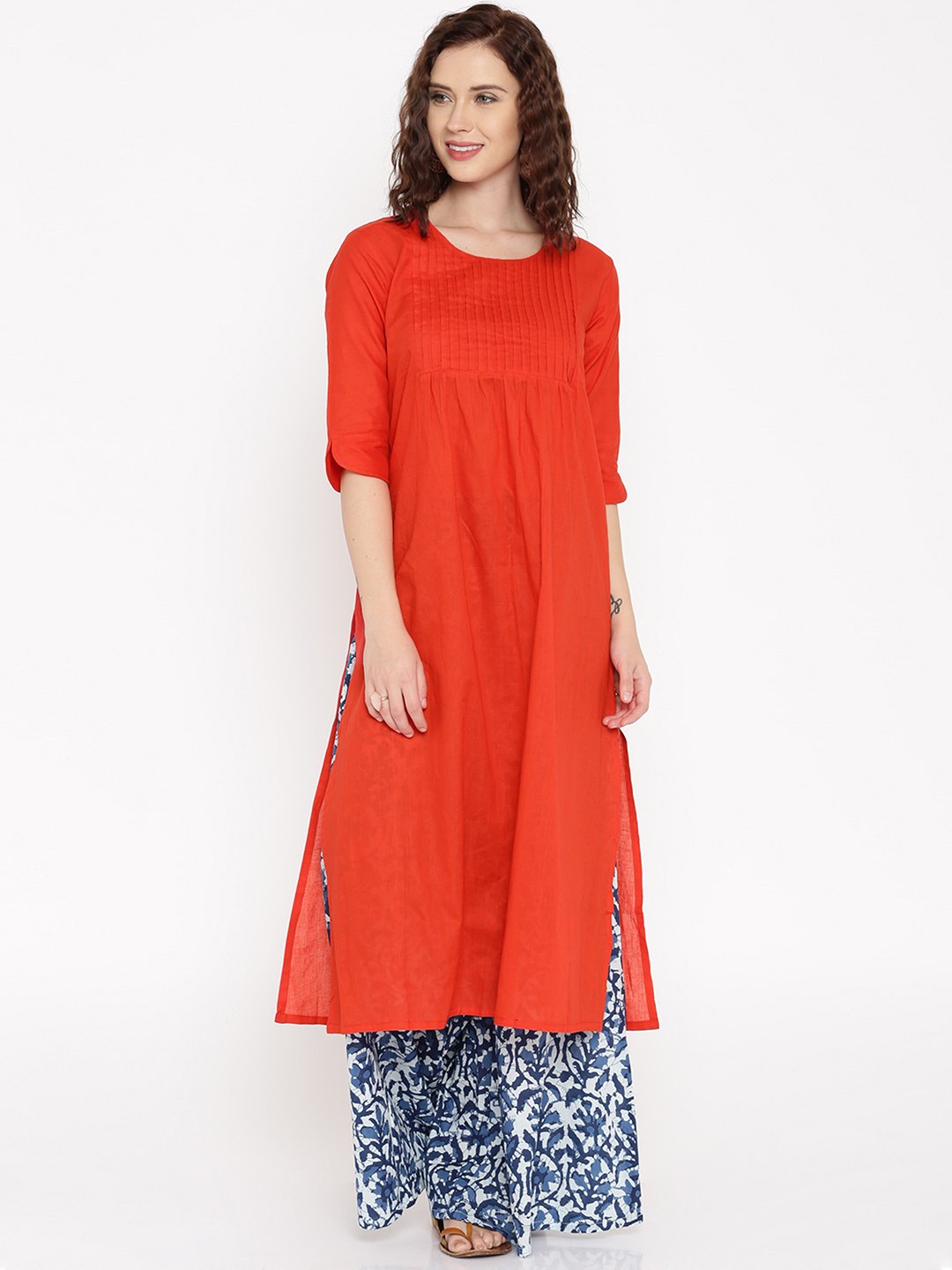 

Desi Weavess Women Red Solid Straight Kurta