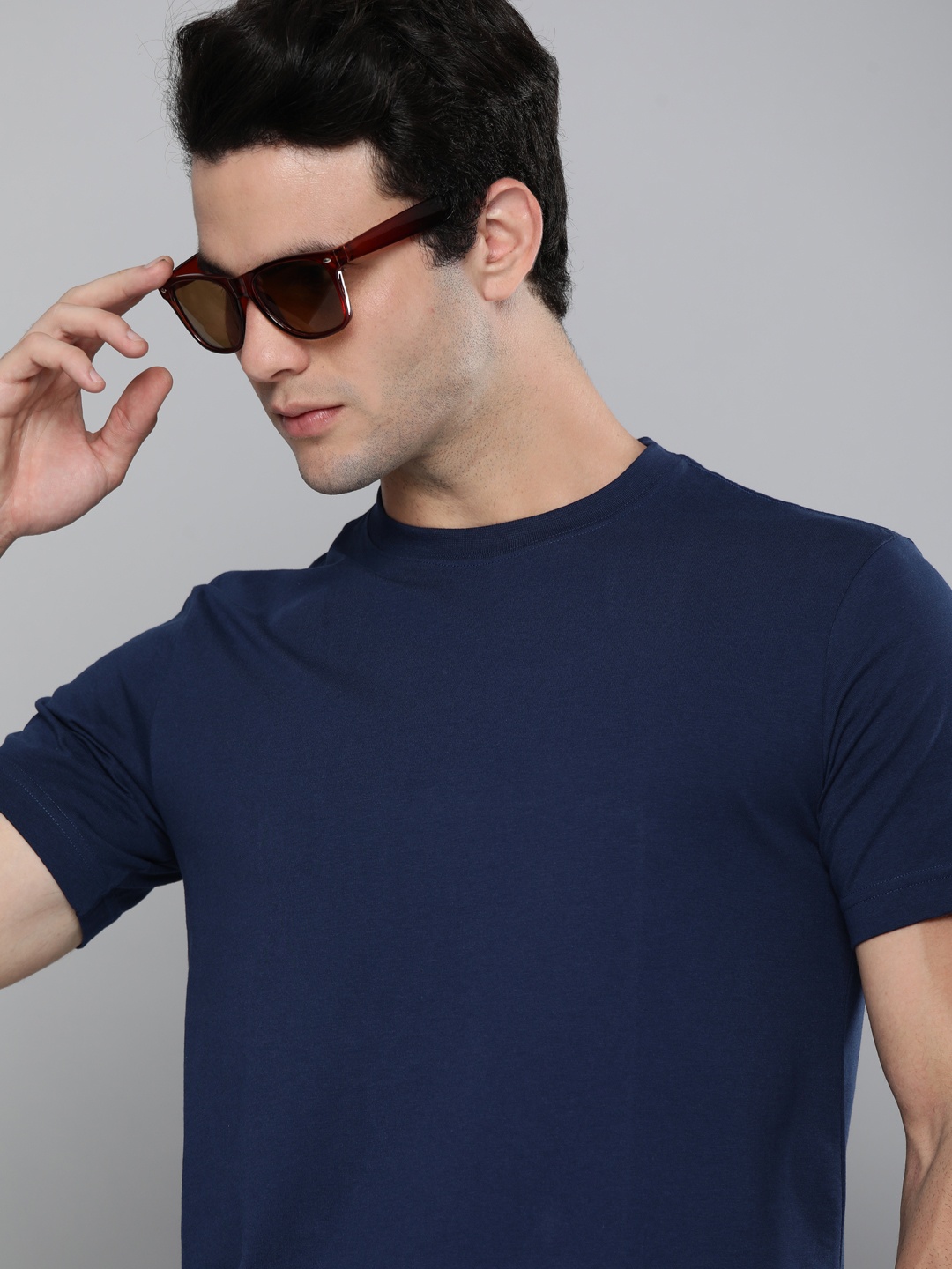

Levis Men Navy Blue Solid Cotton Rich T-shirt