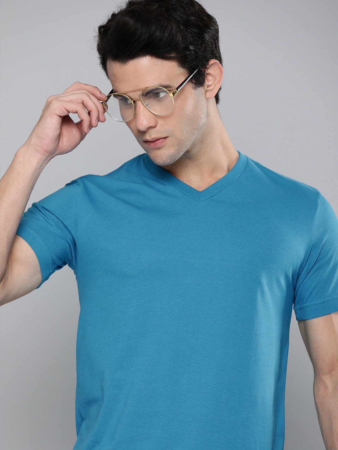 

Levis Men Turquoise Blue Solid V-Neck T-shirt