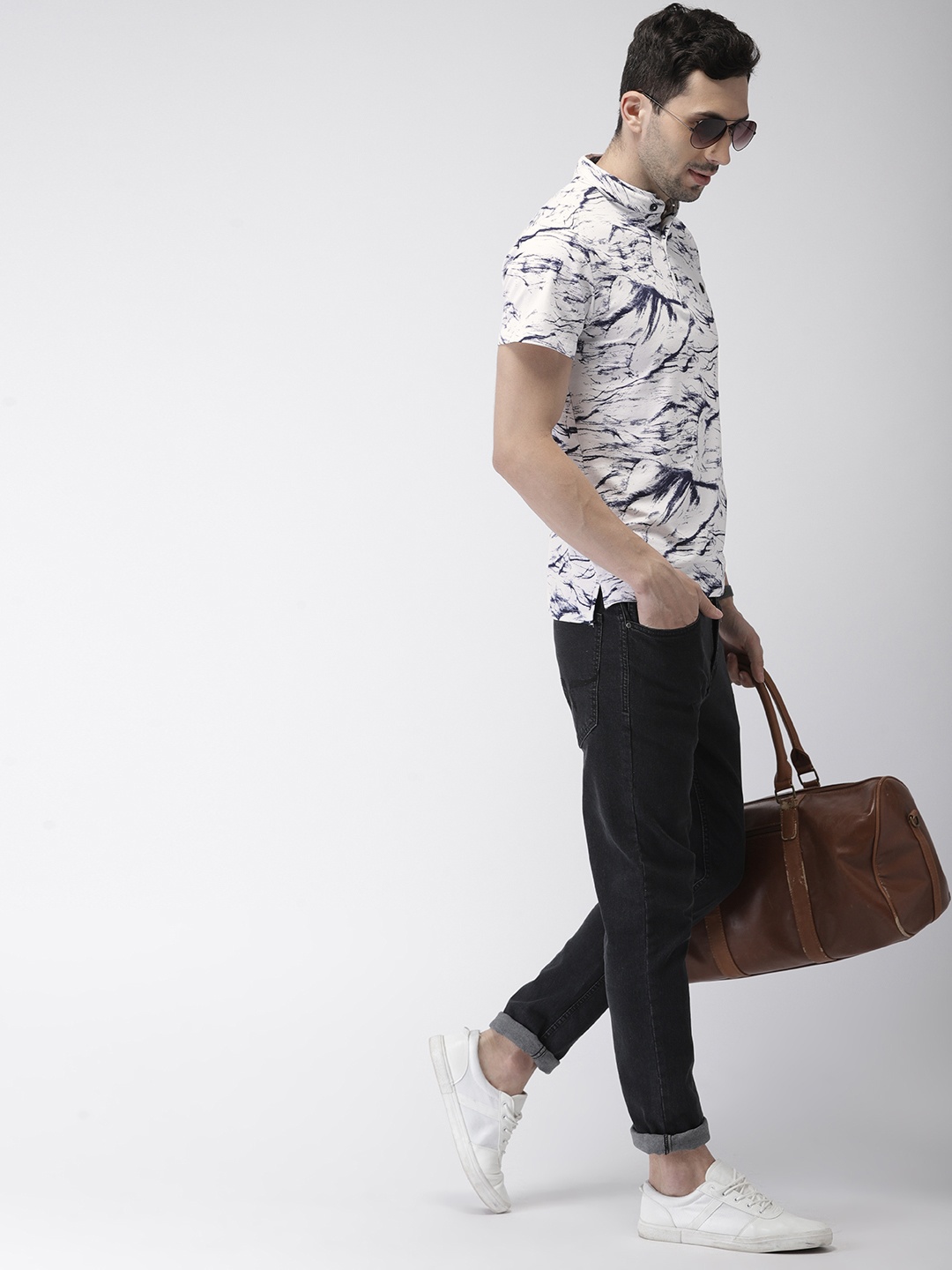 

The Indian Garage Co Men White & Navy Blue Slim Fit Printed Mandarin Collar T-shirt