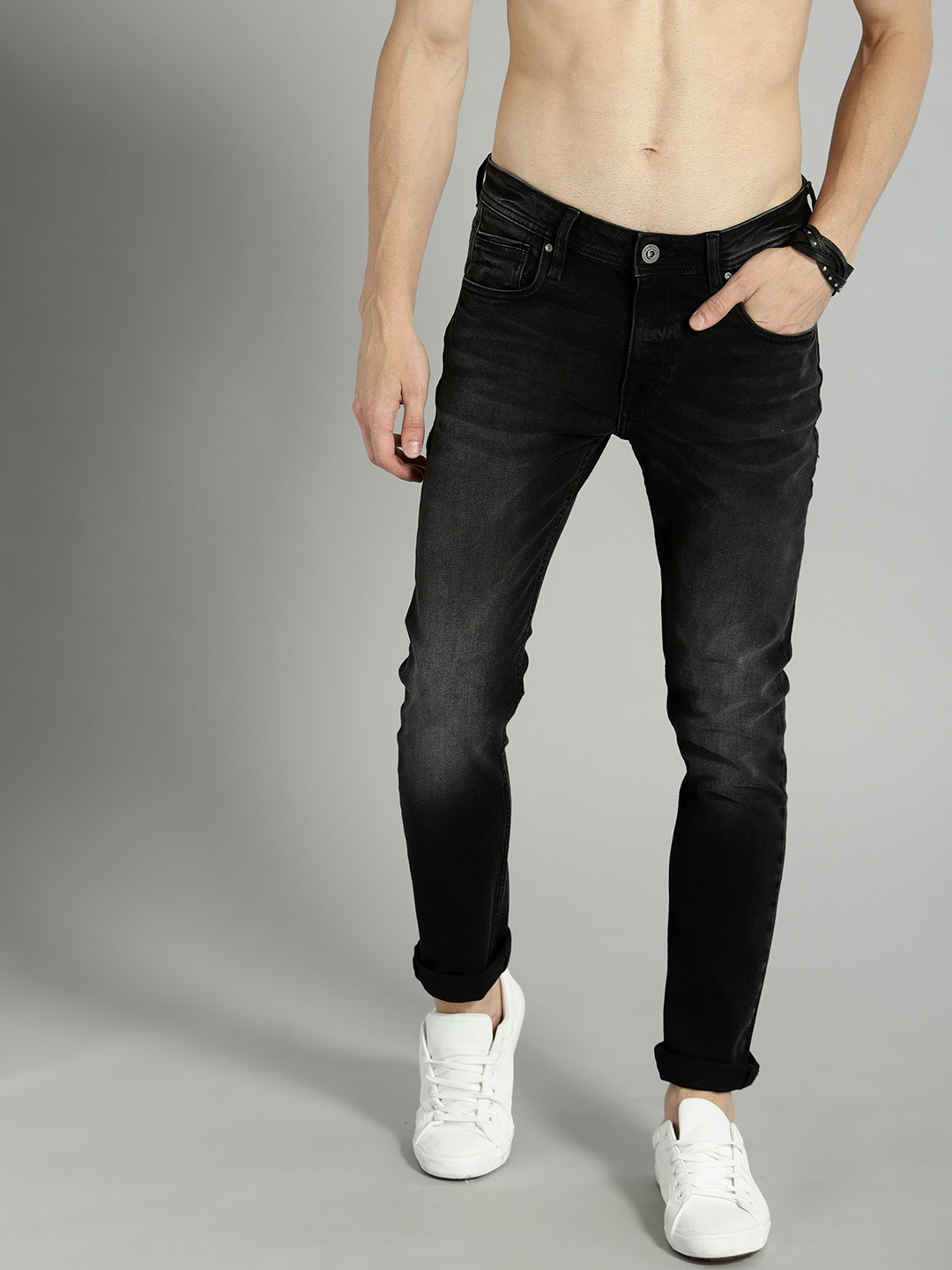 

The Roadster Lifestyle Co Men Black Premium Clean Look Skinny Fit Mid-Rise Stretchable Jeans