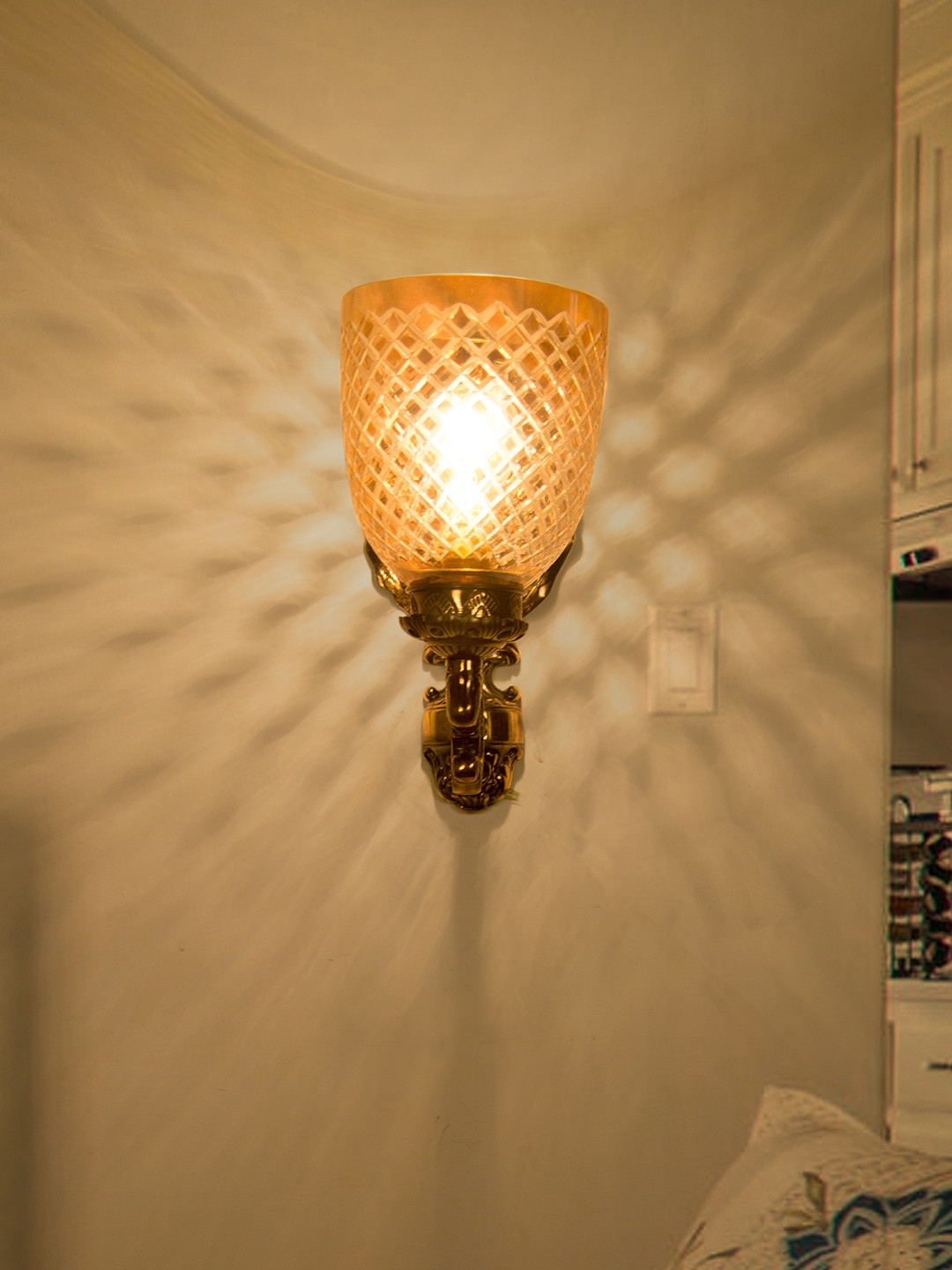 

Fos Lighting Elegant Golden Betel Leaf Aluminium Wallchiere, Gold