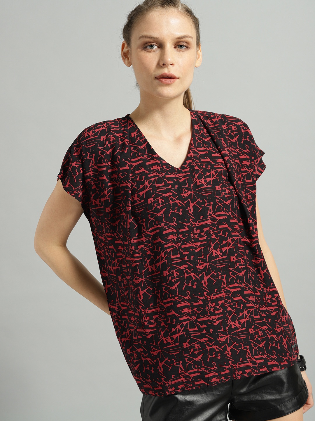 

The Roadster Lifestyle Co Women Red & Black Printed Top